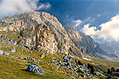 Trekking nel Parco Naturale Puez-Odle. Dall'Alpe Col Raiser (2100 m) alla Val di Funes. 